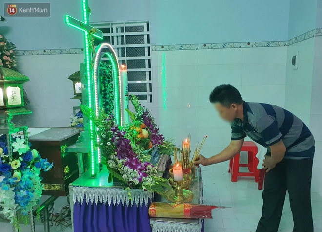 Quặn lòng đám tang bé gái 5 tuổi nghi bị hiếp dâm: Nó gọi điện hỏi ba về chưa, giờ ba về mà nó nằm đó lạnh lẽo...-3