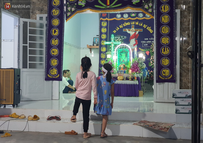 Quặn lòng đám tang bé gái 5 tuổi nghi bị hiếp dâm: Nó gọi điện hỏi ba về chưa, giờ ba về mà nó nằm đó lạnh lẽo...-4