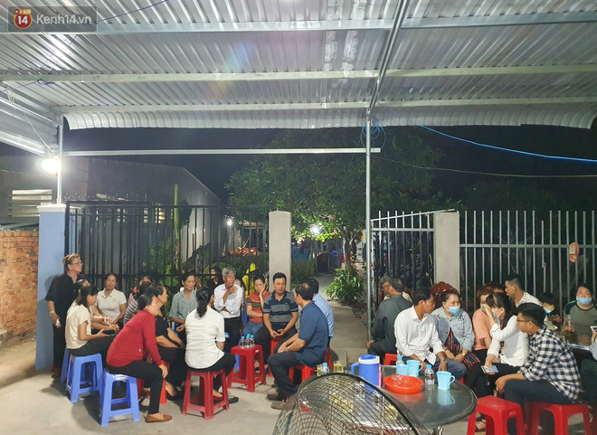 Quặn lòng đám tang bé gái 5 tuổi nghi bị hiếp dâm: Nó gọi điện hỏi ba về chưa, giờ ba về mà nó nằm đó lạnh lẽo...-5