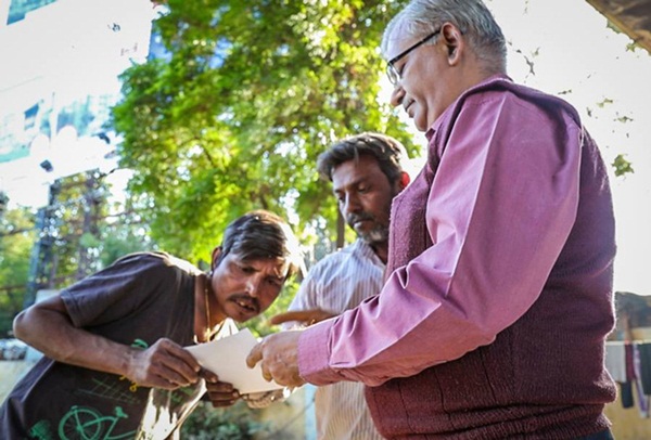 Đang nô đùa với bạn dưới gầm cầu thì lọt vào ống kính của doanh nhân giàu có, cuộc đời bé gái không mảnh vải che thân thay đổi 180 độ-4