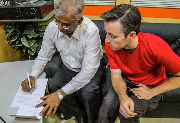 Đang nô đùa với bạn dưới gầm cầu thì lọt vào ống kính của doanh nhân giàu có, cuộc đời bé gái không mảnh vải che thân thay đổi 180 độ-7