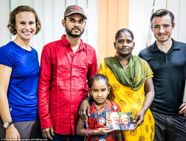 Đang nô đùa với bạn dưới gầm cầu thì lọt vào ống kính của doanh nhân giàu có, cuộc đời bé gái không mảnh vải che thân thay đổi 180 độ-10