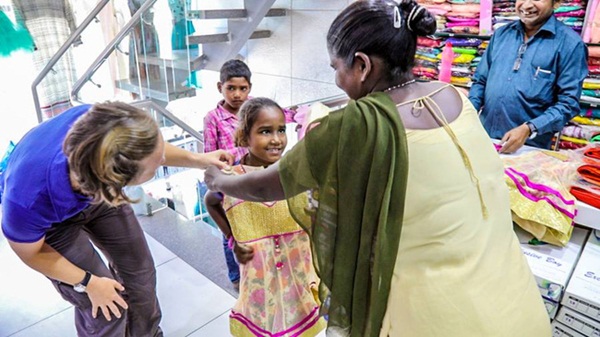 Đang nô đùa với bạn dưới gầm cầu thì lọt vào ống kính của doanh nhân giàu có, cuộc đời bé gái không mảnh vải che thân thay đổi 180 độ-9