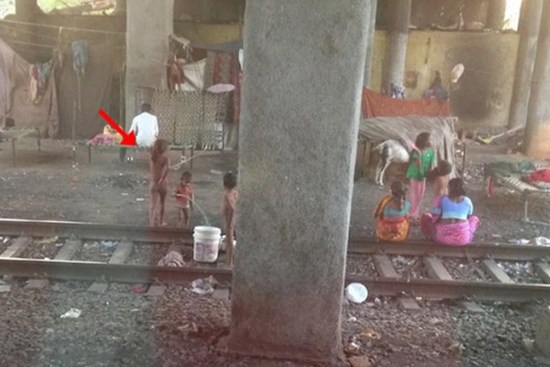 Đang nô đùa với bạn dưới gầm cầu thì lọt vào ống kính của doanh nhân giàu có, cuộc đời bé gái không mảnh vải che thân thay đổi 180 độ