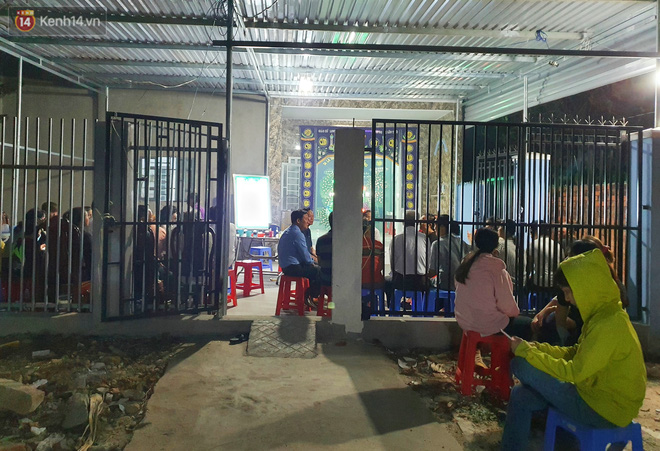 Quặn lòng đám tang bé gái 5 tuổi nghi bị hiếp dâm: Nó gọi điện hỏi ba về chưa, giờ ba về mà nó nằm đó lạnh lẽo...-13