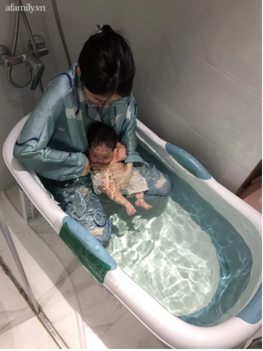 Clip em bé 1 tháng tuổi ở Hà Nội gào khóc khi đi học bơi gây xôn xao cư dân mạng, bất ngờ nhất là nghe người dạy lên tiếng-1