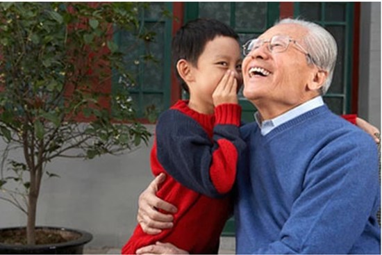 Ông nội cố tình trêu chọc cháu trai: 