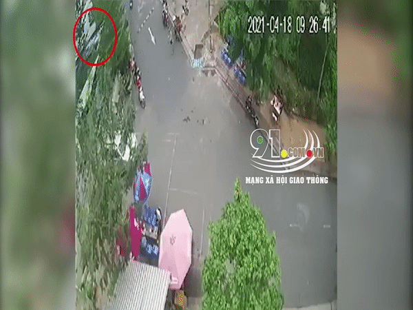 Vụ nữ tài xế nghi đạp nhầm chân ga tông trúng 2 mẹ con: Kinh hãi khoảnh khắc bé gái bị hất văng xa nhiều mét, nằm im bất động-1