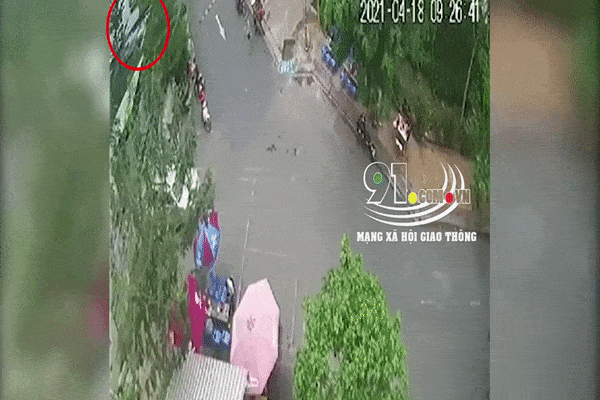 Vụ nữ tài xế nghi đạp nhầm chân ga tông trúng 2 mẹ con: Kinh hãi khoảnh khắc bé gái bị hất văng xa nhiều mét, nằm im bất động