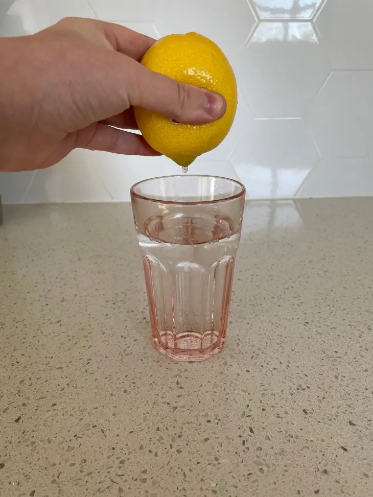 Mẹo hay vắt chanh không cần cắt vừa lấy triệt để nước, vừa tách được hạt-3