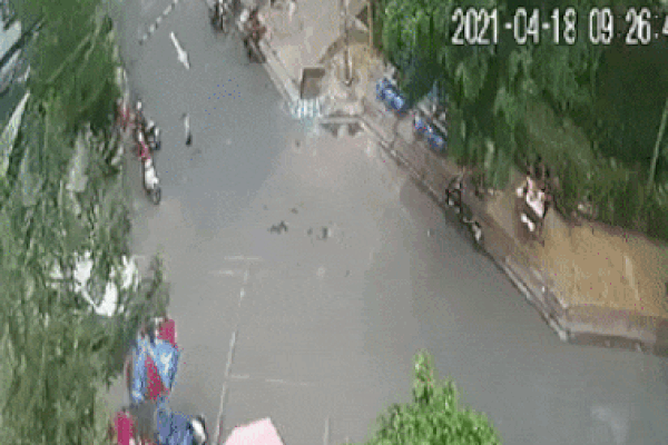 Thồ cả núi đồ đạc trong nhà, xe bản tải vẫn chạy bon bon trên đường-1