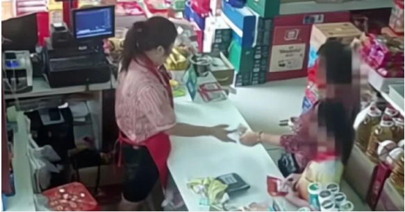 Bé trai bị bắt quả tang ăn trộm trong siêu thị, bảo vệ chạy lại khám xét, món đồ được lôi ra khiến người xung quanh nín lặng-1