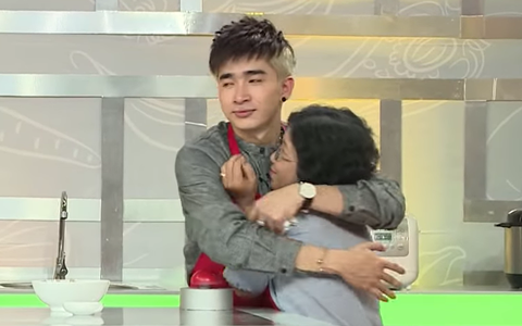 Mẹ ruột Chi Dân qua đời: Xúc động với chia sẻ cách đây 2 năm của nam ca sĩ-3