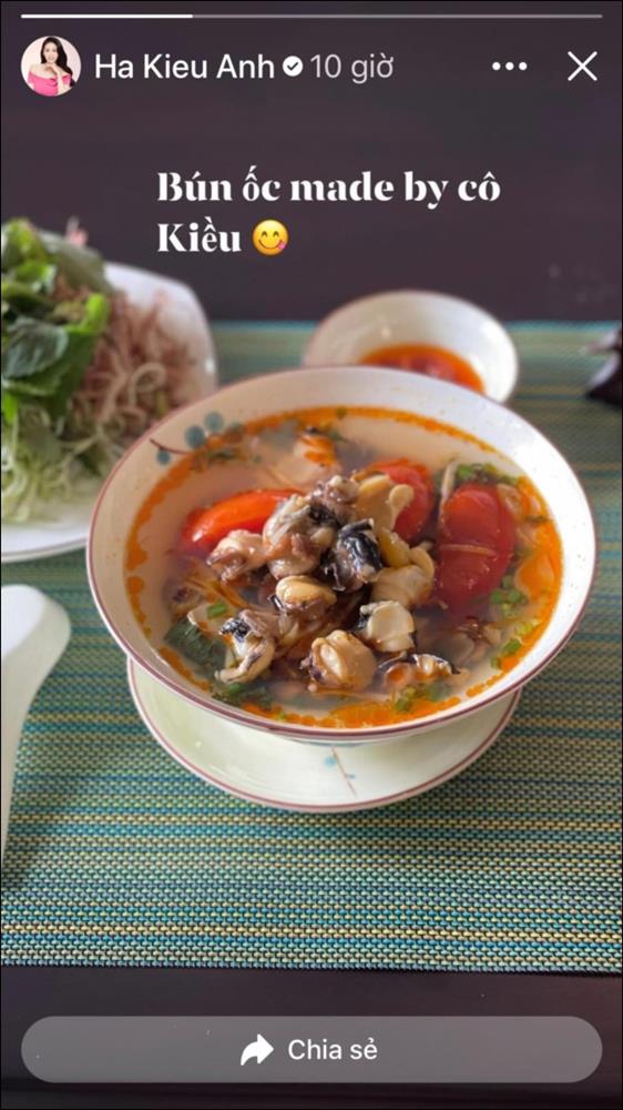 Nhà có 5 giúp việc mà Hoa hậu Hà Kiều Anh vẫn đảm đang khó ai bì kịp, tự tay làm bún ốc chuẩn vị Bắc đãi chồng con-2