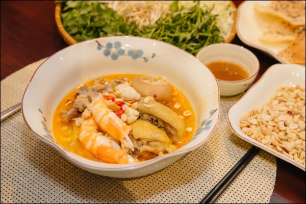 Nhà có 5 giúp việc mà Hoa hậu Hà Kiều Anh vẫn đảm đang khó ai bì kịp, tự tay làm bún ốc chuẩn vị Bắc đãi chồng con-7