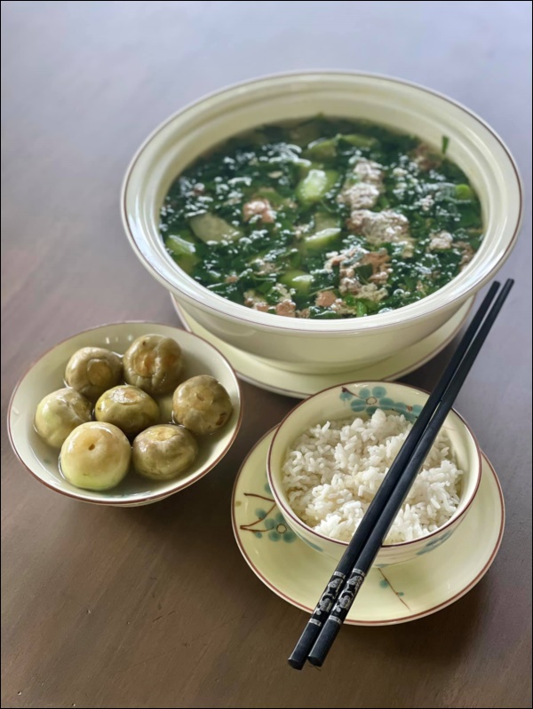 Nhà có 5 giúp việc mà Hoa hậu Hà Kiều Anh vẫn đảm đang khó ai bì kịp, tự tay làm bún ốc chuẩn vị Bắc đãi chồng con-3