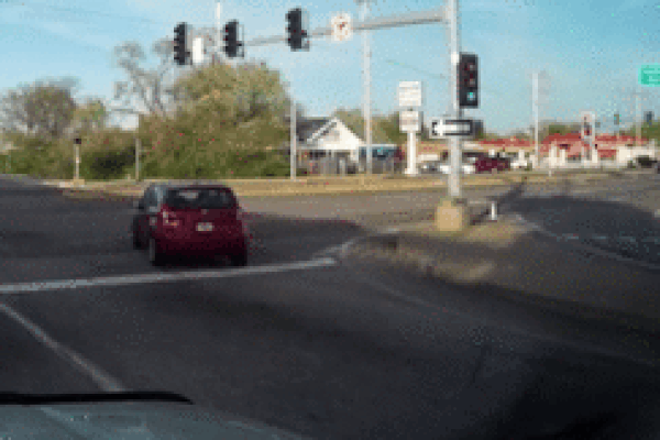 Ôtô lao như tên bắn qua đường, đâm thẳng vào cửa hàng sửa xe