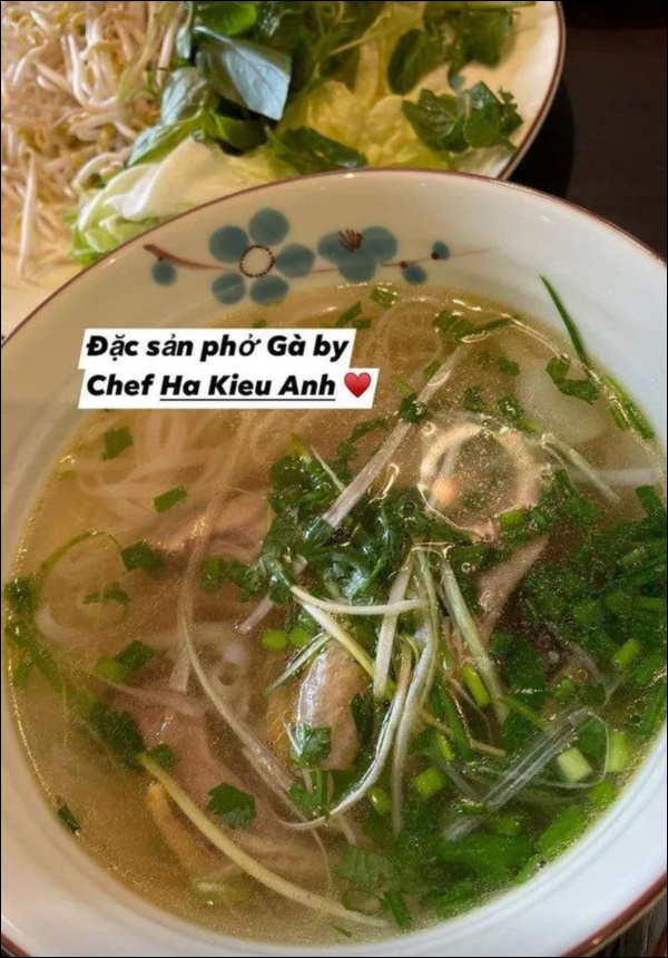 Nhà có 5 giúp việc mà Hoa hậu Hà Kiều Anh vẫn đảm đang khó ai bì kịp, tự tay làm bún ốc chuẩn vị Bắc đãi chồng con-8