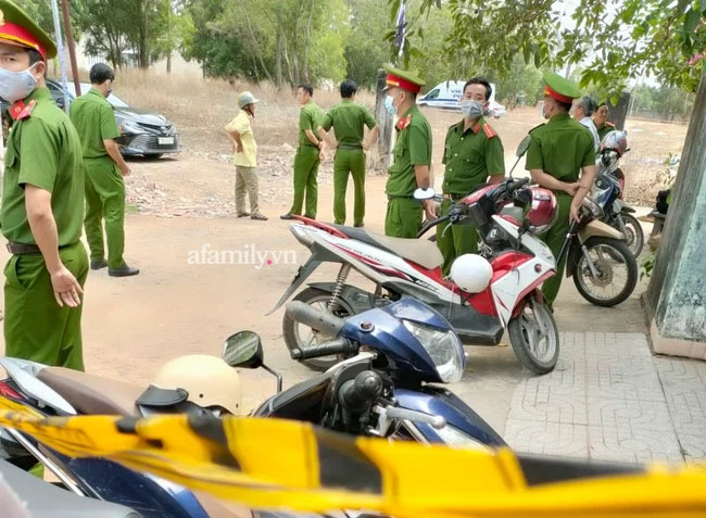 Đưa nghi can hiếp dâm, sát hại bé gái 5 tuổi ở Bà Rịa - Vũng Tàu ra bãi đất trống thực nghiệm hiện trường-1