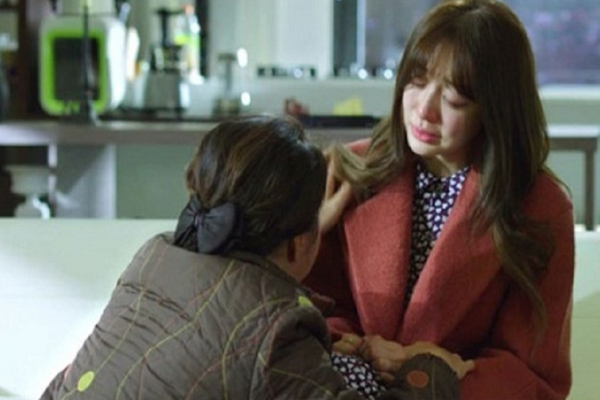 Gặp chồng cũ trong buổi họp lớp, vô tình nhìn thấy chiếc nhẫn trên ngón áp út của anh tôi vội vào nhà vệ sinh rồi lặng lẽ bỏ đi-2