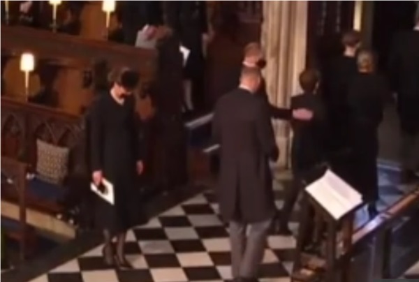 Đẳng cấp như Công nương Kate: Chỉ với loạt cử chỉ trong tang lễ Hoàng tế Philip đủ làm lu mờ chiêu trò của Meghan ở trời Mỹ-2