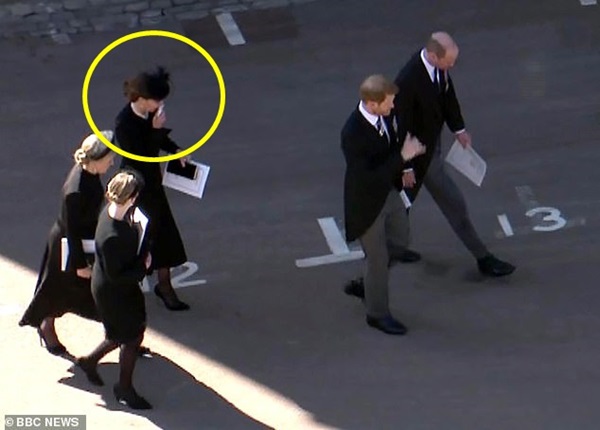 Đẳng cấp như Công nương Kate: Chỉ với loạt cử chỉ trong tang lễ Hoàng tế Philip đủ làm lu mờ chiêu trò của Meghan ở trời Mỹ-4