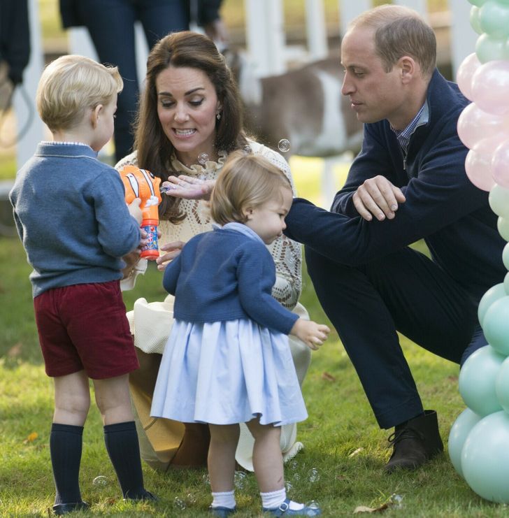 Công nương Diana luôn cúi xuống ngang tầm mắt khi nói chuyện với trẻ nhỏ, bí mật tuyệt vời phía sau khiến nhiều cha mẹ thấy thán phục-6