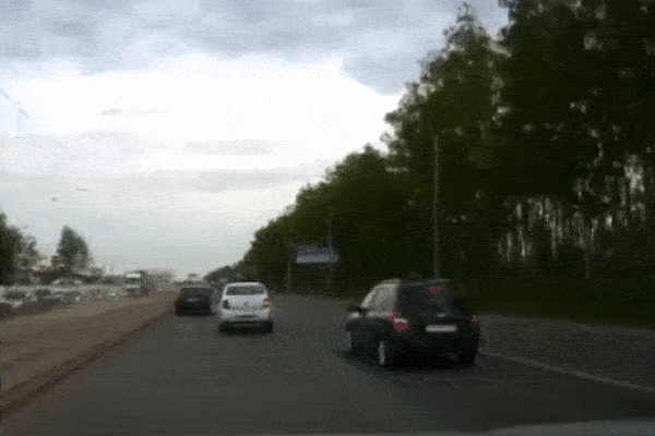 Nắp cống phát nổ hất tung ôtô ở Ukraine