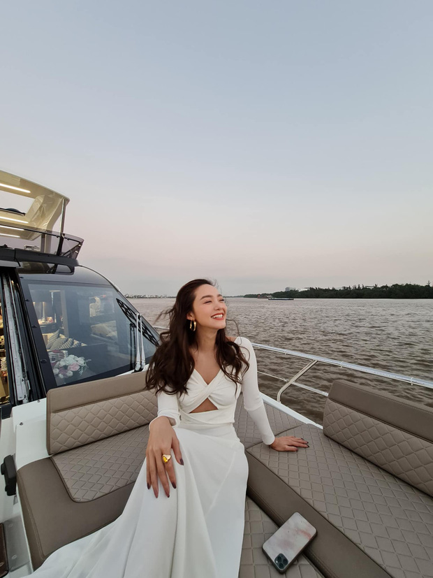 Minh Hằng ngày càng  xinh đẹp, còn được tung hô là nữ thần trên báo Trung: Hoá ra là do đang yêu?-18