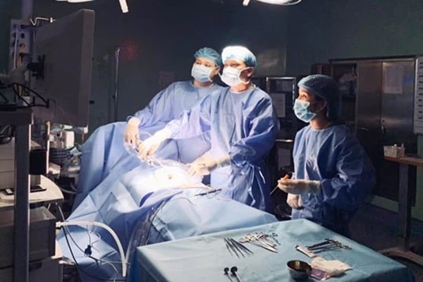 Con bị táo bón lâu ngày nhưng cha mẹ chần chừ đưa đi khám, bé 2 tuổi phải cắt 27cm đại tràng-1