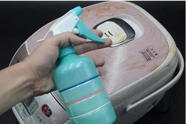 Tại sao lại có lỗ ở dưới đáy muỗng sữa bột? Sau khi biết lý do, ai cũng bất ngờ-7