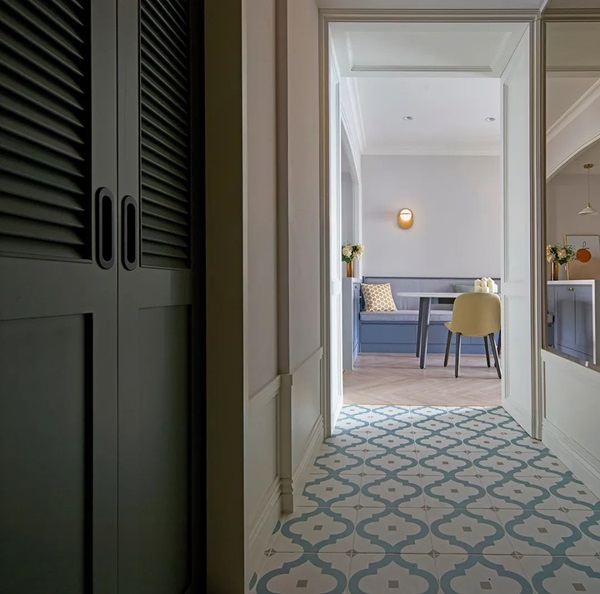 Căn hộ rộng 99m2 mang màu trà sữa + xám xanh nhạt sang trọng, lịch lãm tột bậc, nhiều không gian thoáng đãng tha hồ nghỉ ngơi-2