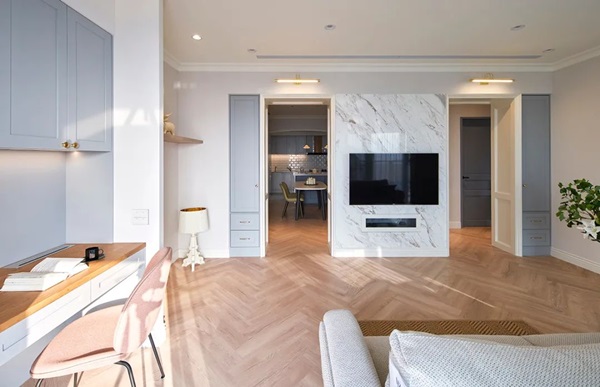 Căn hộ rộng 99m2 mang màu trà sữa + xám xanh nhạt sang trọng, lịch lãm tột bậc, nhiều không gian thoáng đãng tha hồ nghỉ ngơi-16