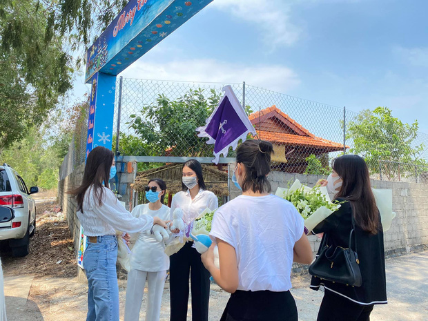 Đỗ Mỹ Linh, Tiểu Vy xót xa đến viếng bé gái 5 tuổi bị sát hại, hiếp dâm, Phương Anh tức giận gửi lời đến kẻ xấu-3