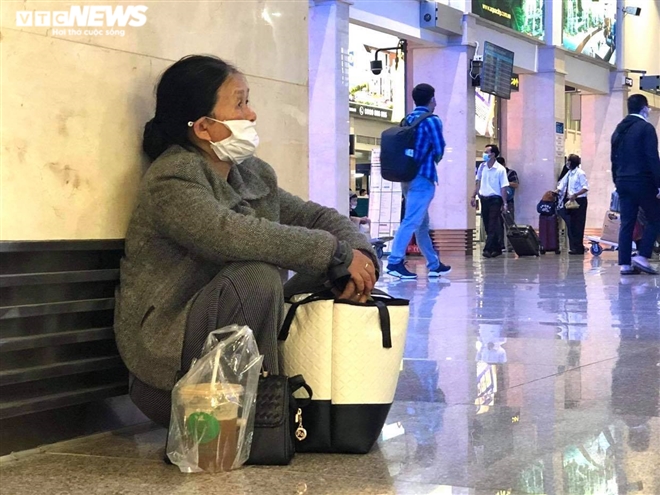 Khu soi chiếu an ninh sân bay Tân Sơn Nhất như chợ vỡ, khách kiệt sức chờ đợi-2