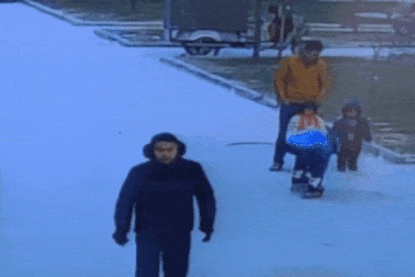 Ném pháo xuống miệng cống, bé trai bị thổi bay lên không trung