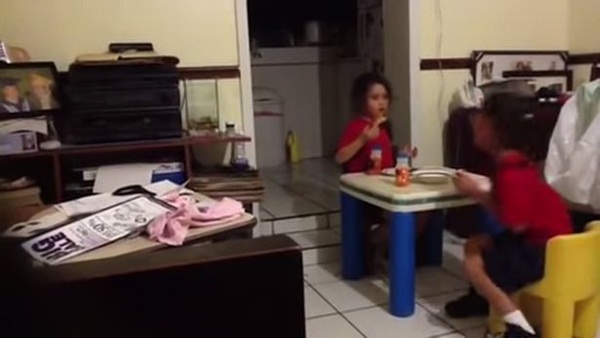 Rùng mình cảnh bé gái bật khóc bỏ chạy khi nhìn vào căn bếp tối đèn, đứa trẻ đối diện ra sức trêu bạn để rồi hét lên trong hoảng loạn-1