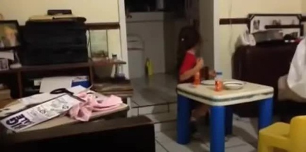 Rùng mình cảnh bé gái bật khóc bỏ chạy khi nhìn vào căn bếp tối đèn, đứa trẻ đối diện ra sức trêu bạn để rồi hét lên trong hoảng loạn-2