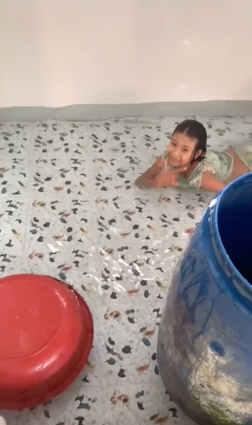 Bắt chước Quắn trong phim Bố Già nổi loạn cô bé 2k bơm nước, biến phòng tắm nhà mình thành bể bơi dịch vụ khiến gia đình khóc thét-6