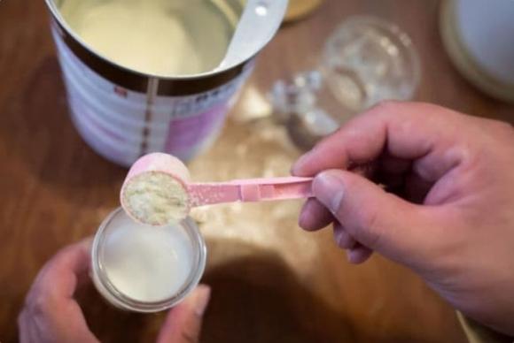 Tại sao lại có lỗ ở dưới đáy muỗng sữa bột? Sau khi biết lý do, ai cũng bất ngờ-1