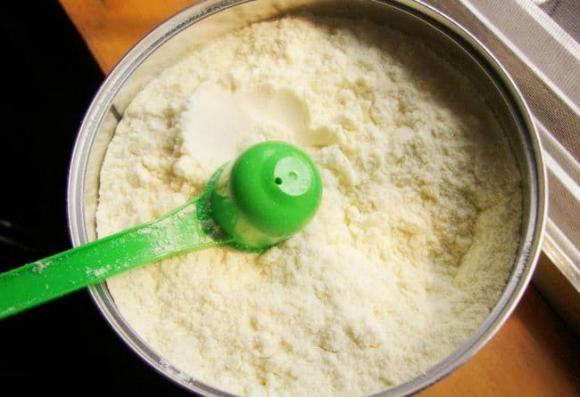 Tại sao lại có lỗ ở dưới đáy muỗng sữa bột? Sau khi biết lý do, ai cũng bất ngờ-2