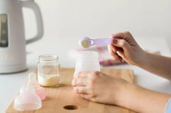 Tại sao lại có lỗ ở dưới đáy muỗng sữa bột? Sau khi biết lý do, ai cũng bất ngờ-5