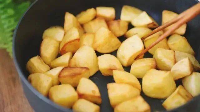 Khoai tây làm theo cách này, vừa là món ăn vặt vừa là món mặn rất đưa cơm-4