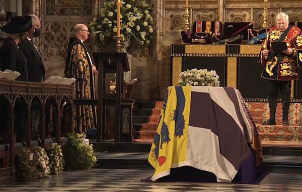 Chuyên gia vạch trần chiêu trò của Meghan Markle khi gửi vòng hoa và thư tay đến tang lễ Hoàng tế Philip: Một mũi tên trúng hai đích!-2