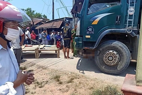 Tài xế bất cẩn khi lùi xe tải khiến 2 bé gái 8 tuổi chết thảm