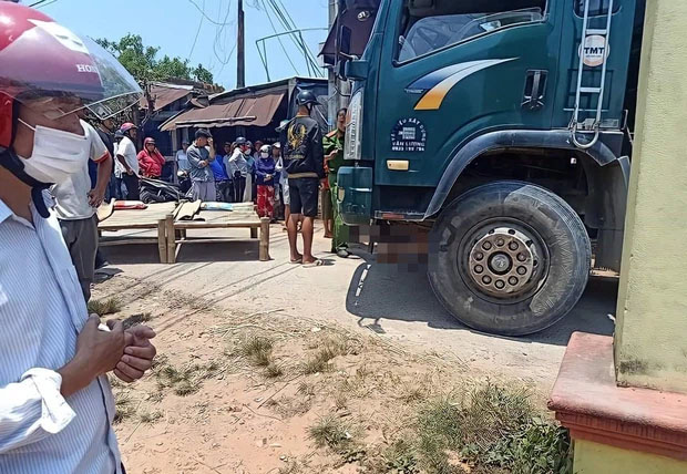 Tài xế bất cẩn khi lùi xe tải khiến 2 bé gái 8 tuổi chết thảm-1