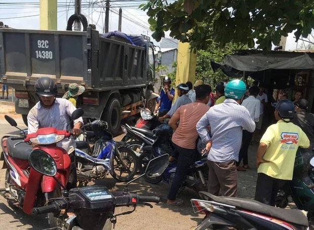 Tài xế bất cẩn khi lùi xe tải khiến 2 bé gái 8 tuổi chết thảm-2