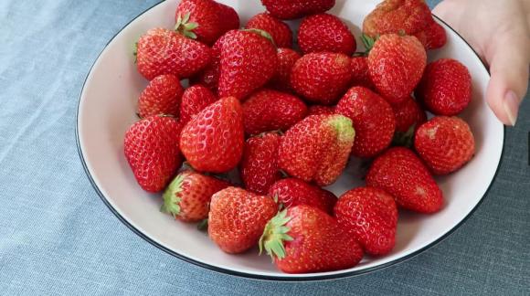 Chọn dâu tây không bị tiêm hormone, nhìn vào vị trí này là bạn sẽ biết, đừng tùy tiện mua sau khi đọc 5 mẹo dưới đây-6