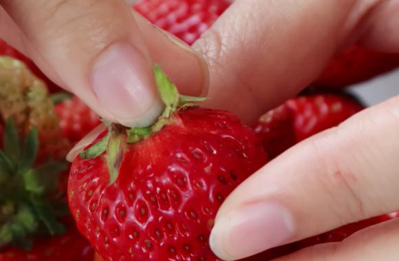 Chọn dâu tây không bị tiêm hormone, nhìn vào vị trí này là bạn sẽ biết, đừng tùy tiện mua sau khi đọc 5 mẹo dưới đây-8