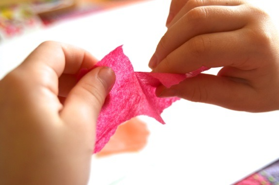 Vì sao trẻ luôn thích xé giấy? Thói quen tưởng xấu nhưng lại tốt cho trí tuệ, không phải cha mẹ nào cũng biết-2